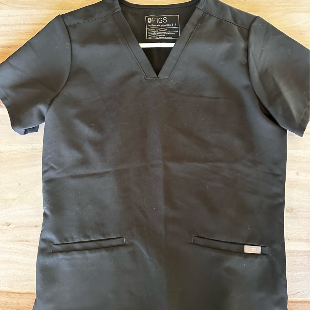 Figs Black V-Neck Scrub Top with 2 front pockets